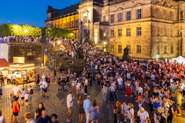 Dresdner Stadtfest. Das Stadtfest Dresden zieht jährlich zehntausende Besucher an. Schloßplatz Dresden Sachsen Deutschland