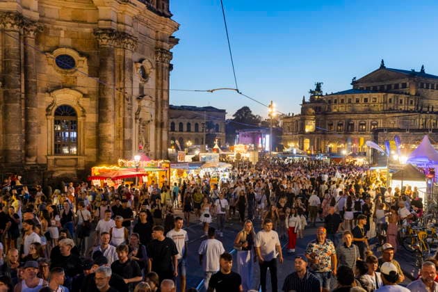 Dresdner Stadtfest. Das Stadtfest Dresden zieht jährlich zehntausende Besucher an. Schloßplatz Dresden Sachsen Deutschland