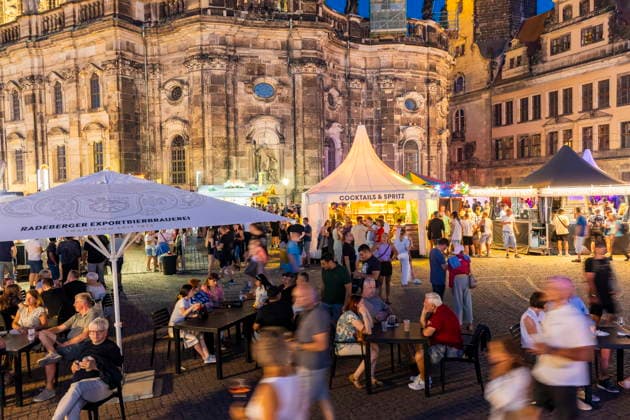 Dresdner Stadtfest. Das Stadtfest Dresden zieht jährlich zehntausende Besucher an. Theaterplatz Dresden Sachsen Deutschland