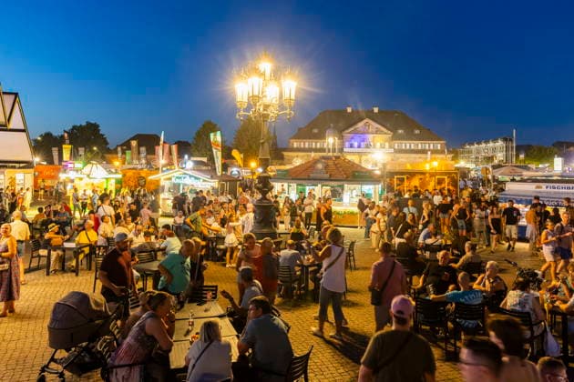 Dresdner Stadtfest. Das Stadtfest Dresden zieht jährlich zehntausende Besucher an. Theaterplatz Dresden Sachsen Deutschland