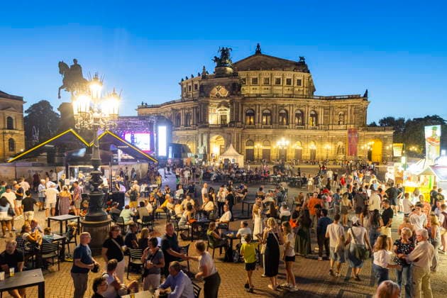 Dresdner Stadtfest. Das Stadtfest Dresden zieht jährlich zehntausende Besucher an. Theaterplatz Dresden Sachsen Deutschland