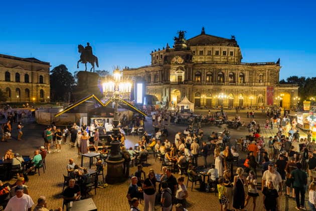 Dresdner Stadtfest. Das Stadtfest Dresden zieht jährlich zehntausende Besucher an. Theaterplatz Dresden Sachsen Deutschland