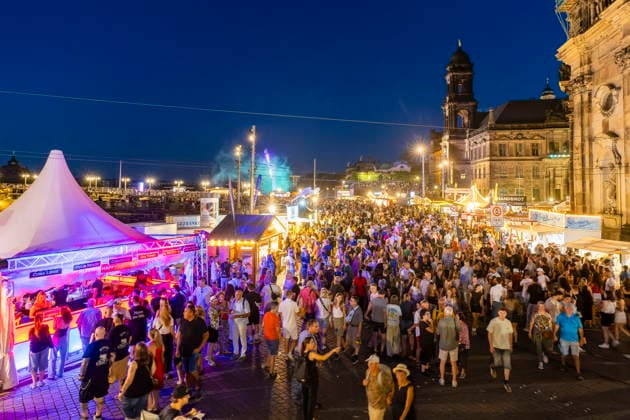 Dresdner Stadtfest. Das Stadtfest Dresden zieht jährlich zehntausende Besucher an. Schloßplatz Dresden Sachsen Deutschland