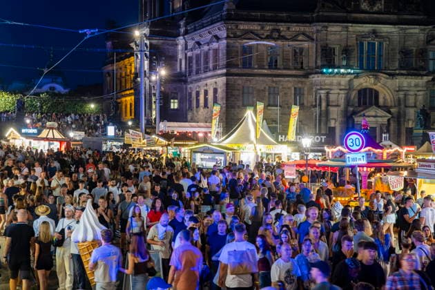Dresdner Stadtfest. Das Stadtfest Dresden zieht jährlich zehntausende Besucher an. Schloßplatz Dresden Sachsen Deutschland