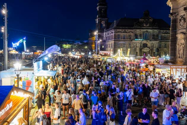 Dresdner Stadtfest. Das Stadtfest Dresden zieht jährlich zehntausende Besucher an. Schloßplatz Dresden Sachsen Deutschland