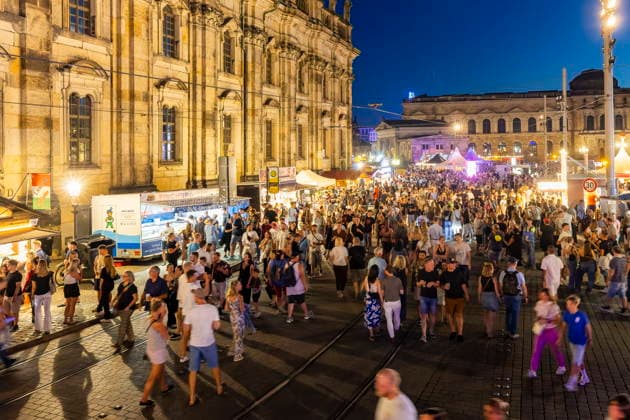 Dresdner Stadtfest. Das Stadtfest Dresden zieht jährlich zehntausende Besucher an. Schloßplatz Dresden Sachsen Deutschland