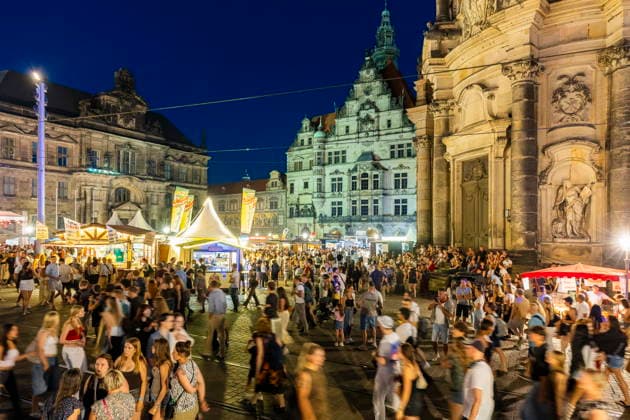 Dresdner Stadtfest. Das Stadtfest Dresden zieht jährlich zehntausende Besucher an. Schloßplatz Dresden Sachsen Deutschland