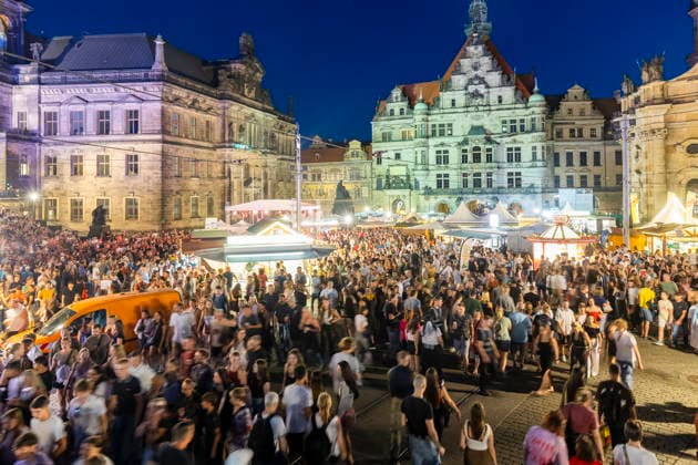 Dresdner Stadtfest. Das Stadtfest Dresden zieht jährlich zehntausende Besucher an. Schloßplatz Dresden Sachsen Deutschland