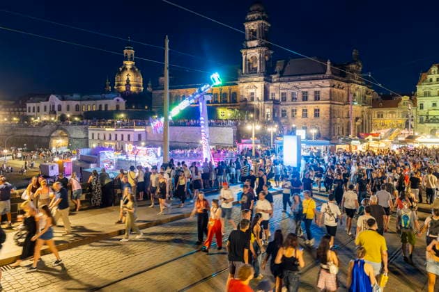 Dresdner Stadtfest. Das Stadtfest Dresden zieht jährlich zehntausende Besucher an. Augustusbrücke Dresden Sachsen Deutschland