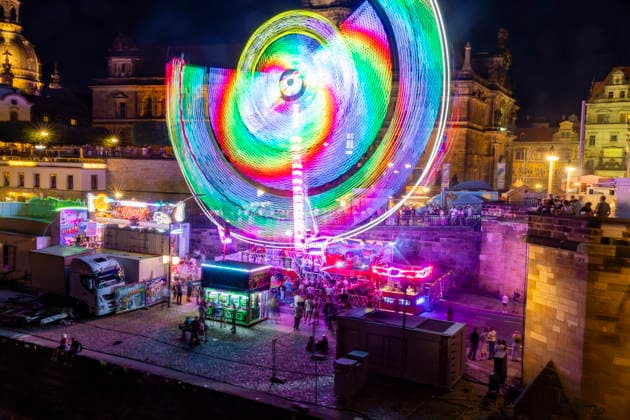 Dresdner Stadtfest. Das Stadtfest Dresden zieht jährlich zehntausende Besucher an. Schaukel am Terrassenufer. Dresden Sachsen Deutschland