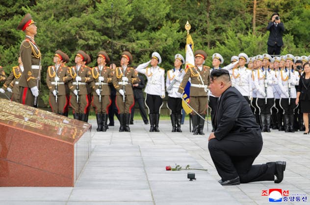 News Bilder des Tages (260815) -- PYONGYANG, Aug. 15, 2026 -- This photo provided by the Korean Central News Agency (KCNA) on Aug. 15, 2026 shows Kim Jong Un, general secretary of the Workers Party of Korea and president of the State Affairs of the Democratic People s Republic of Korea (DPRK), paying tribute to anti-Japanese revolutionary martyrs at the Revolutionary Martyrs Cemetery on Mt. Taesong in the DPRK, Aug. 14, 2026. Kim visited the Revolutionary Martyrs Cemetery on Mt. Taesong on Friday on the occasion of the 81st anniversary of national liberation, the KCNA reported. (KCNA Handout via Xinhua) DPRK-KIM JONG UN-ANTI-JAPANESE REVOLUTIONARY MARTYRS-TRIBUTE WangxTianliao 