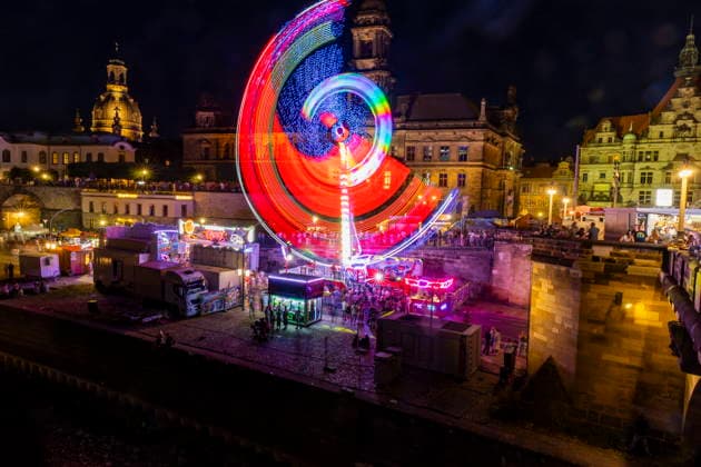 Dresdner Stadtfest. Das Stadtfest Dresden zieht jährlich zehntausende Besucher an. Schaukel am Terrassenufer. Dresden Sachsen Deutschland