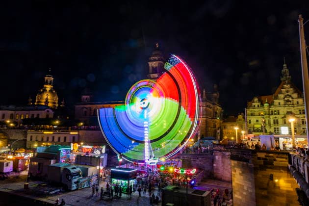 Dresdner Stadtfest. Das Stadtfest Dresden zieht jährlich zehntausende Besucher an. Schaukel am Terrassenufer. Dresden Sachsen Deutschland