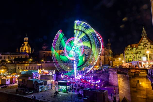 Dresdner Stadtfest. Das Stadtfest Dresden zieht jährlich zehntausende Besucher an. Schaukel am Terrassenufer. Dresden Sachsen Deutschland