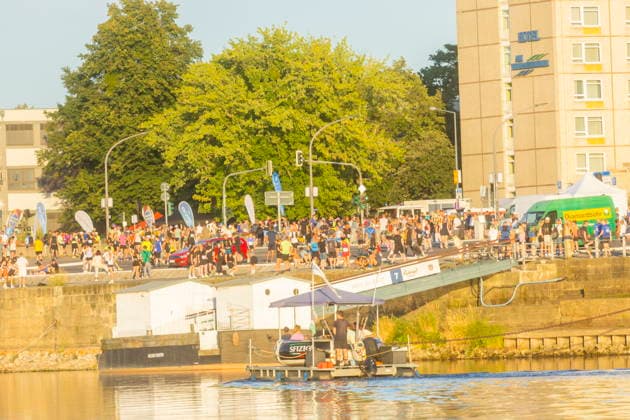 Dresdner Stadtfest. Das Stadtfest Dresden zieht jährlich zehntausende Besucher an. Sportevent am Terrassenufer. Dresden Sachsen Deutschland
