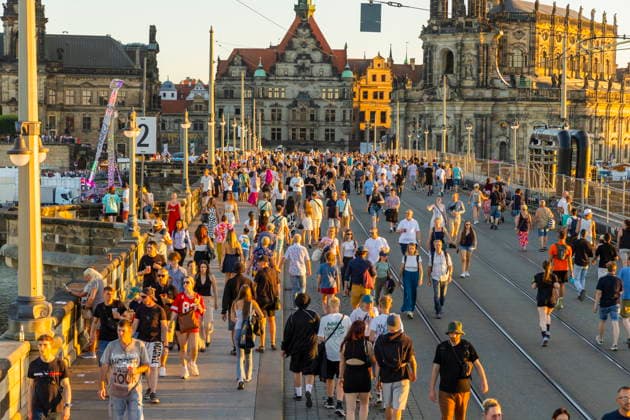 Dresdner Stadtfest. Das Stadtfest Dresden zieht jährlich zehntausende Besucher an. Augustusbrücke Dresden Sachsen Deutschland