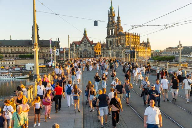 Dresdner Stadtfest. Das Stadtfest Dresden zieht jährlich zehntausende Besucher an. Augustusbrücke Dresden Sachsen Deutschland