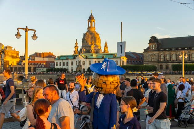 Dresdner Stadtfest. Das Stadtfest Dresden zieht jährlich zehntausende Besucher an. Augustusbrücke Dresden Sachsen Deutschland