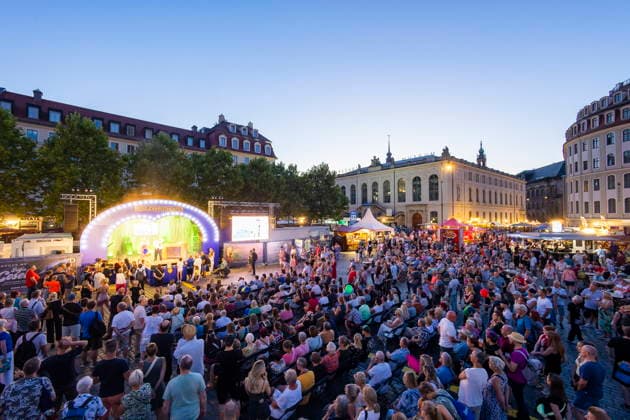 Dresdner Stadtfest. Das Stadtfest Dresden zieht jährlich zehntausende Besucher an. Neumarkt Dresden Sachsen Deutschland