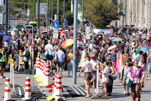 News Bilder des Tages CSD Darmstadt 2026 15.08.2026 Herzstück zum Christopher Street Day 2026 in Darmstadt ist die Demonstration veranstaltet von Vielbunt e. V. unter dem Motto ZEIG DICH FÜR UNS ALLE durch die Innenstadt für die Vielfalt von sexueller und geschlechtlicher Identität hier umfangreiche Sicherungs- und Absperrmassnahmen für einen schadensfreien Ablauf auch auf dem Karolinenplatz Darmstadt Hessen Deutschland