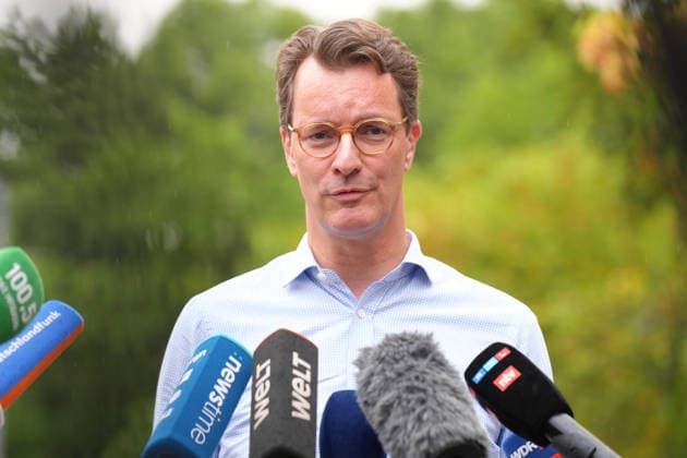 NRW Ministepraesident besucht Waldbrandgebiet in Huertenwald NRW Ministerpraesident Hendrik Wuest im Portrait beim Statement im Nachgang seines Besuches bei den Einsatzkraeften im Waldbrandgebiet, Huertgenwald, Statement;Portrait;, 15.08.2026 Huertgenwald NRW Deutschland