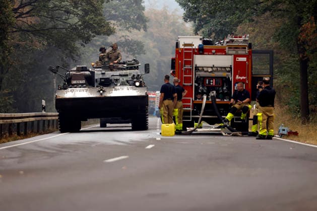 News Bilder des Tages Hubschrauber von Bundeswehr und Bundespolizei, Bergepanzer der Bundeswehr und zahlreiche Kräfte von Feuerwehr und anderen Freiwilligen sind beim Waldbrand im Hürtgenwald im Einsatz. Mehrere Hundert Hektar Waldfläche stehen in Flammen, die Feuerwalze hat sich bis dicht an einzelne Stadtteile herangefressen. Bauern und Helfer bringen immer wieder neue Wassertanks heran. Wegen der anhaltenden Hitzewelle sind die Wälter extrem trocken. Hürtgenwald, 15.08.2026 NRW Deutschland Copyright: xChristophxHardtx