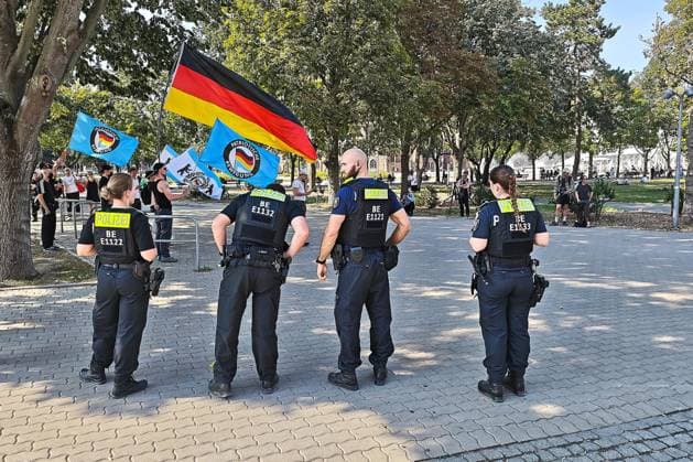 News Bilder des Tages Berlin, Deutschland, 15.08.2026: Demo der Patriotischen Bewegung vor dem Roten Rathaus nahe Neptunbrunnen Copyright: xdtsxNachrichtenagenturx dts_130208