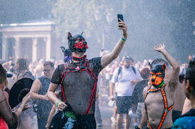 News Bilder des Tages Berlin, Deutschland, 15. August 2026: Teilnehmer und Besucher bei Rave The Planet in Berlin. Tausende Menschen feiern bei der Techno-Parade mit elektronischer Musik, DJs und fahrenden Musiktrucks rund um die Straße des 17. Juni und den Berliner Tiergarten. Rave The Planet 2026 in Berlin Teilnehmer an der Siegessäule
