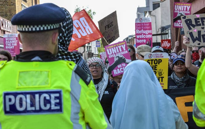 Anti-immigration demonstrators and Stand Up to Racism counter-protesters rally in Maidstone MAIDSTONE, UNITED KINGDOM - AUGUST 15: Activists from Stand Up to Racism assemble outside County Hall in Maidstone, Kent, United Kingdom, on August 15, 2026, to counter-protest against the far-right Kent Nationalist Movement as they gathered before marching through the town center. While the far-right group voiced opposition to government border policies, asylum seeker housing programs, and mass migration, Stand Up to Racism demonstrators chanted slogans and displayed placards to denounce far-right activity and express solidarity with refugees, with police officers maintaining a presence to keep the opposing groups separated. Stuart Brock Anadolu M Copyright: x2026xAnadoluxStuartxBrockx
