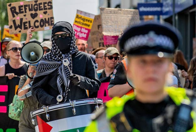Anti-immigration demonstrators and Stand Up to Racism counter-protesters rally in Maidstone MAIDSTONE, UNITED KINGDOM - AUGUST 15: Activists from Stand Up to Racism assemble outside County Hall in Maidstone, Kent, United Kingdom, on August 15, 2026, to counter-protest against the far-right Kent Nationalist Movement as they gathered before marching through the town center. While the far-right group voiced opposition to government border policies, asylum seeker housing programs, and mass migration, Stand Up to Racism demonstrators chanted slogans and displayed placards to denounce far-right activity and express solidarity with refugees, with police officers maintaining a presence to keep the opposing groups separated. Stuart Brock Anadolu M Copyright: x2026xAnadoluxStuartxBrockx