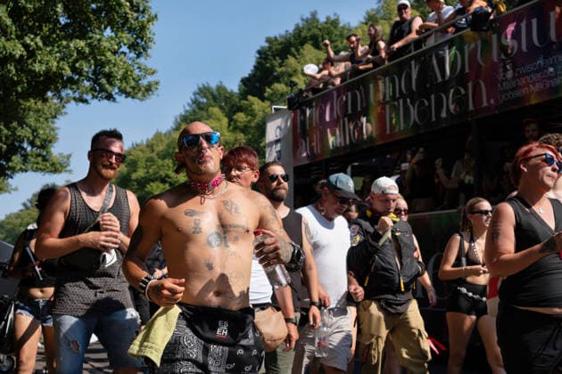 News Bilder des Tages Berlin,15.08.2026,am heutigen Tag rollt die Rave the Planet Parade zum 5.Mal durch die Hauptstadt.Von 13.50 bis 22.00 Uhr verwandelt sich die Straße des 17.Juni zwischen Brandenburger Tor und Siegessäule in den größten Open-Air-Dancefloor der Stadt.