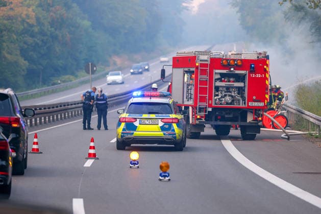 15.08.2026, Saarbrücken, Feuerwehreinsatz auf der Autobahn A623 mit Vollsperrung gegen 19:30. Ein Auto der Marke Smart hat aufgrund eines Technischen Defekt Feuer gefangen und ist ausgebrannt. Die Karosserie des PKW wurde durch die Feuerwehr gelöscht. Es kam zu einer Vollsperrung der Autobahn in Richtung Metz. Die Löscharbeiten haben den Verkehr zum erliegen gebracht. Es ist zu Rauch und Rauchentwicklung gekommen Saarland Deutschland