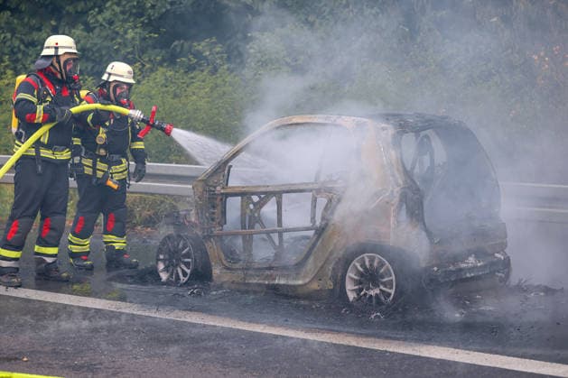 15.08.2026, Saarbrücken, Feuerwehreinsatz auf der Autobahn A623 mit Vollsperrung gegen 19:30. Ein Auto der Marke Smart hat aufgrund eines Technischen Defekt Feuer gefangen und ist ausgebrannt. Die Karosserie des PKW wurde durch die Feuerwehr gelöscht. Es kam zu einer Vollsperrung der Autobahn in Richtung Metz. Die Löscharbeiten haben den Verkehr zum erliegen gebracht. Es ist zu Rauch und Rauchentwicklung gekommen Saarland Deutschland
