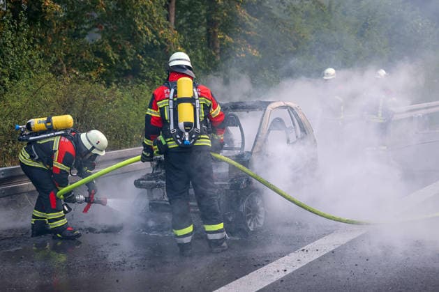 15.08.2026, Saarbrücken, Feuerwehreinsatz auf der Autobahn A623 mit Vollsperrung gegen 19:30. Ein Auto der Marke Smart hat aufgrund eines Technischen Defekt Feuer gefangen und ist ausgebrannt. Die Karosserie des PKW wurde durch die Feuerwehr gelöscht. Es kam zu einer Vollsperrung der Autobahn in Richtung Metz. Die Löscharbeiten haben den Verkehr zum erliegen gebracht. Es ist zu Rauch und Rauchentwicklung gekommen Saarland Deutschland