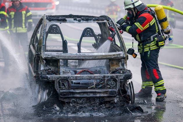 15.08.2026, Saarbrücken, Feuerwehreinsatz auf der Autobahn A623 mit Vollsperrung gegen 19:30. Ein Auto der Marke Smart hat aufgrund eines Technischen Defekt Feuer gefangen und ist ausgebrannt. Die Karosserie des PKW wurde durch die Feuerwehr gelöscht. Es kam zu einer Vollsperrung der Autobahn in Richtung Metz. Die Löscharbeiten haben den Verkehr zum erliegen gebracht. Es ist zu Rauch und Rauchentwicklung gekommen Saarland Deutschland