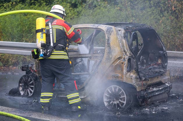 15.08.2026, Saarbrücken, Feuerwehreinsatz auf der Autobahn A623 mit Vollsperrung gegen 19:30. Ein Auto der Marke Smart hat aufgrund eines Technischen Defekt Feuer gefangen und ist ausgebrannt. Die Karosserie des PKW wurde durch die Feuerwehr gelöscht. Es kam zu einer Vollsperrung der Autobahn in Richtung Metz. Die Löscharbeiten haben den Verkehr zum erliegen gebracht. Es ist zu Rauch und Rauchentwicklung gekommen Saarland Deutschland