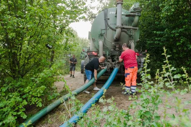 Farmers bring water from Robertville lake as a fire rages in the Hautes Fagnes (High Fens) nature reserve, on Saturday 15 August 2026 in Waimes. The fire started on August 14th and 1600 hectares (on a total of 4500) are impacted.  NICOLASxLAMBERT 183465002