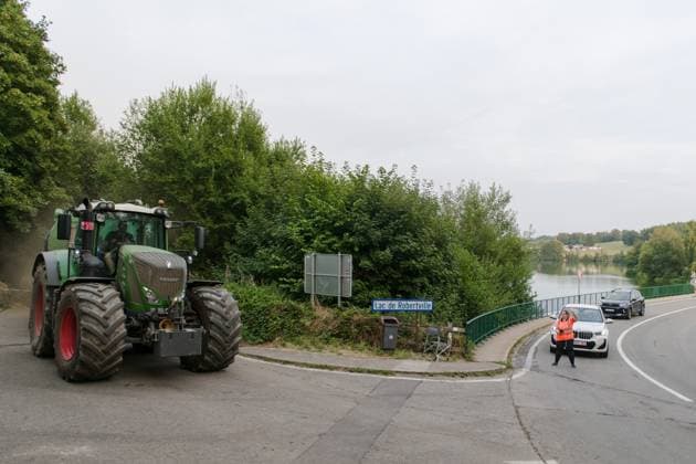 Farmers bring water from Robertville lake as a fire rages in the Hautes Fagnes (High Fens) nature reserve, on Saturday 15 August 2026 in Waimes. The fire started on August 14th and 1600 hectares (on a total of 4500) are impacted.  NICOLASxLAMBERT 183465011