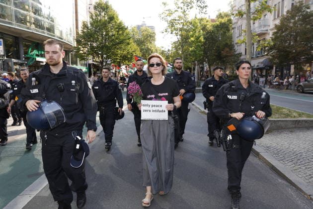 News Bilder des Tages Demonstranten und Gegendemonstranten; Anti-Israel Demo, Palästinenser Demo, Hamas Demo, am 15.08.2026 in Berlin, (Schloßstraße Steglitz), Deutschland
