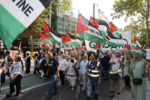 Demonstranten und Gegendemonstranten; Anti-Israel Demo, Palästinenser Demo, Hamas Demo, am 15.08.2026 in Berlin, (Schloßstraße Steglitz), Deutschland