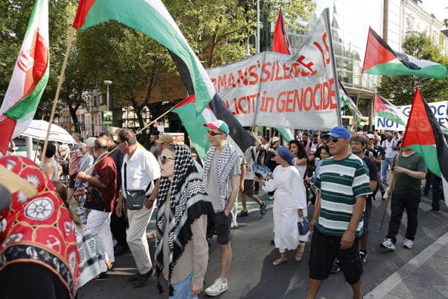 Demonstranten und Gegendemonstranten; Anti-Israel Demo, Palästinenser Demo, Hamas Demo, am 15.08.2026 in Berlin, (Schloßstraße Steglitz), Deutschland