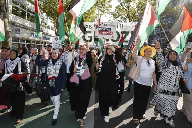 Demonstranten und Gegendemonstranten; Anti-Israel Demo, Palästinenser Demo, Hamas Demo, am 15.08.2026 in Berlin, (Schloßstraße Steglitz), Deutschland