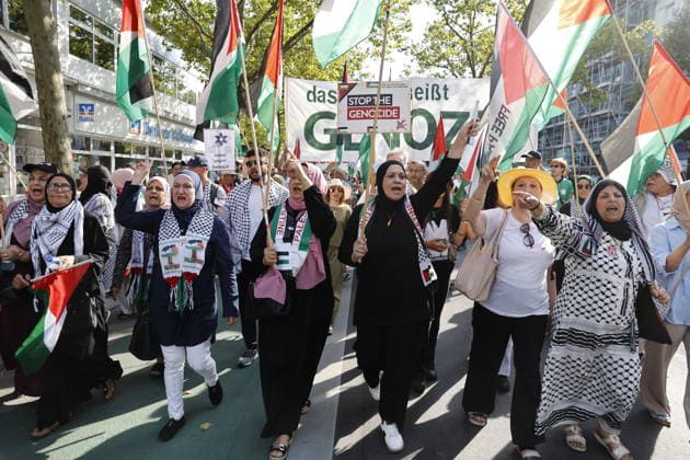 Demonstranten und Gegendemonstranten; Anti-Israel Demo, Palästinenser Demo, Hamas Demo, am 15.08.2026 in Berlin, (Schloßstraße Steglitz), Deutschland