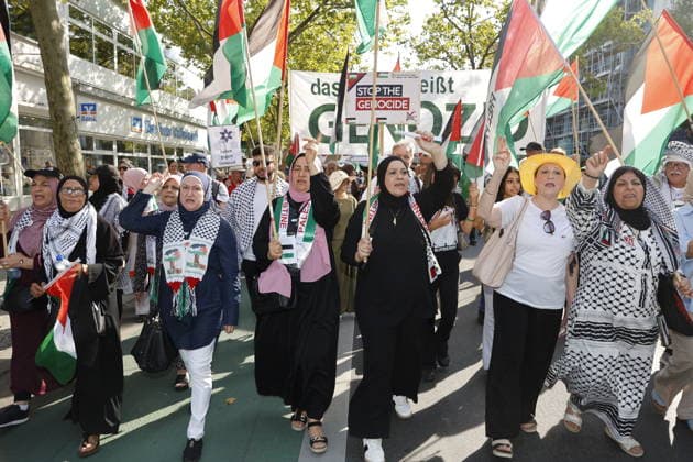 Demonstranten und Gegendemonstranten; Anti-Israel Demo, Palästinenser Demo, Hamas Demo, am 15.08.2026 in Berlin, (Schloßstraße Steglitz), Deutschland