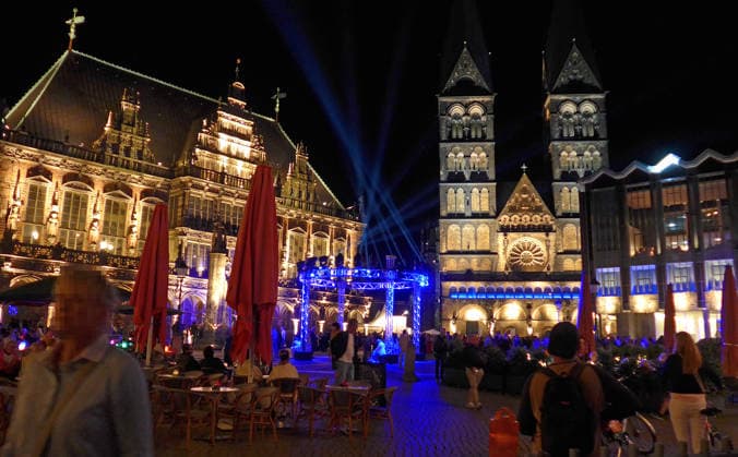 Der Bremer Marktplatz am Eröffnungsabend für das 37. Bremer Musikfest am 15. August 2026 unter dem Motto Eine große Nachtmusik. Links das historische Rathaus, rechts der Bremer Dom und die Bremische Bürgerschaft.