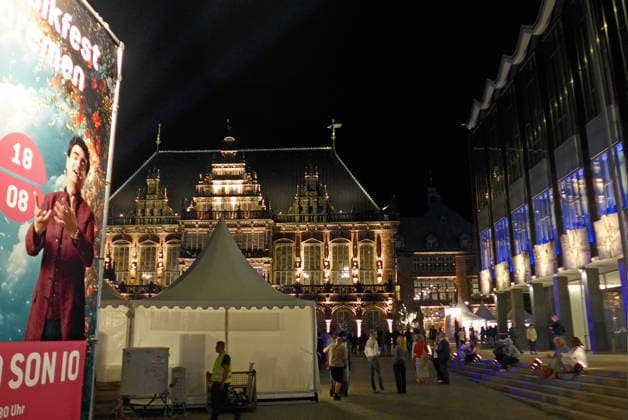 Der Bremer Marktplatz am Eröffnungsabend für das 37. Bremer Musikfest am 15. August 2026 unter dem Motto Eine große Nachtmusik. In der Mitte das historische Rathaus, rechts die Bremische Bürgerschaft.
