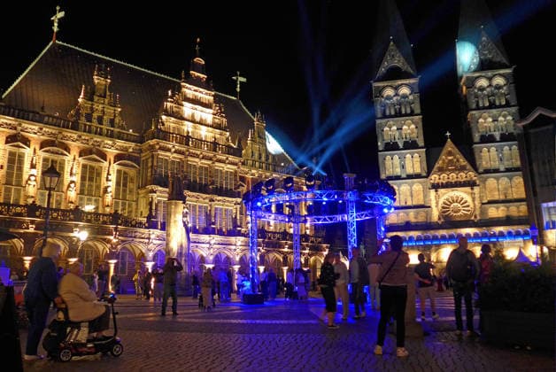 Der Bremer Marktplatz am Eröffnungsabend für das 37. Bremer Musikfest am 15. August 2026 unter dem Motto Eine große Nachtmusik. Links das historische Rathaus, rechts der Bremer Dom.