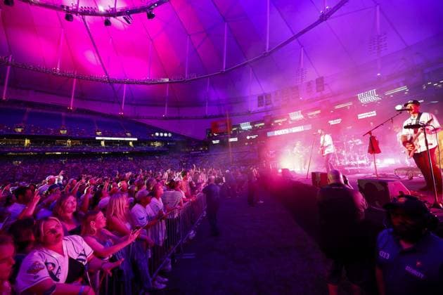 August 15, 2026, St. Petersburg, Florida, USA: Country recording artist Jordan Davis performs after the game between the Tampa Bay Rays and the Baltimore Orioles on Saturday, Aug. 15, 2026 in St. Petersburg. St. Petersburg USA  - ZUMAs70_ 20260815_zan_s70_054 Copyright: xLuisxSantanax