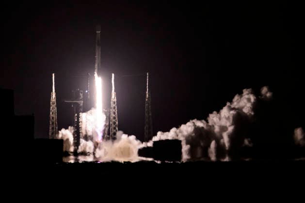 August 15, 2026, Cape Canaveral, Florida, USA: A SpaceX Falcon 9 rocket launches nine HIBLEO-4 satellites for Globalstar from Space (USSF) Launch Complex-40 at Cape Canaveral Space Force Station, Florida, on Aug. 15, 2026, at 9:12 p.m. EDT. Cape Canaveral USA - ZUMAb268 20260815_znp_b268_003 Copyright: xJenniferxBriggsx