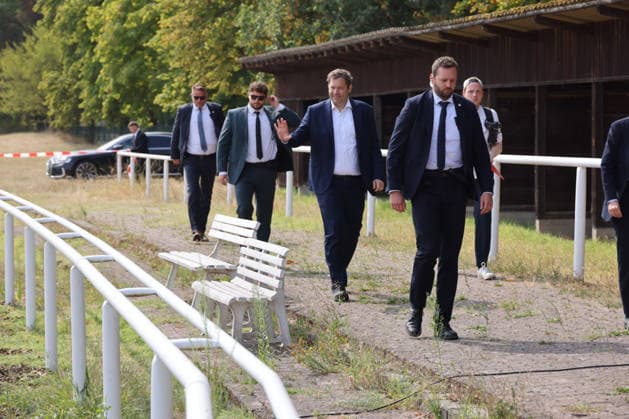 News Bilder des Tages SPD RLP 3 ex und ein Parteivorsitzender 16.08.2026, Germany , Rheinland-Pfalz, SPD, Bundesfinanzminister Lars Klingbeil ( Parteivorsitzender), ehem. Ministerpräsidenten Alexander Schweitzer und Ehefrau brabara, Kurt Beck und Rudlof Scharping , Pfalztreffen der SPD, 250 Gäste, 9 Sicherheitskräfte des Bundesfinanzministers, Portrait, gestik, Plakate, Rede, Zigaretten, Steuer, Kaffee, Hasloch Rheinland Pfalz Germany